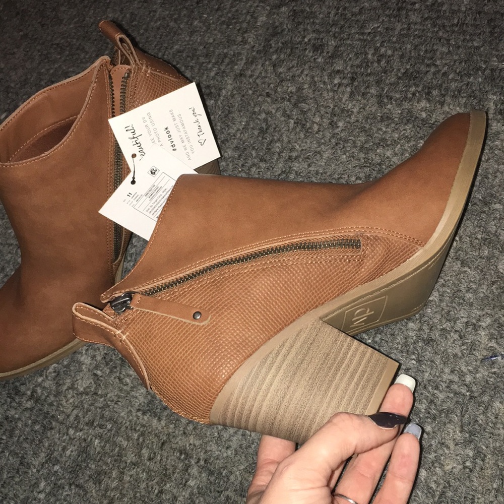 Boots never worn - Picture 3 of 4
